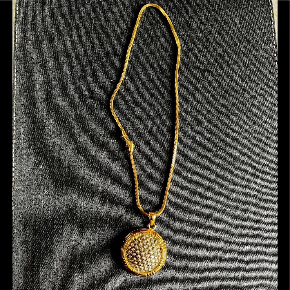 Gorgeous pendant necklace